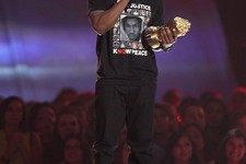  - 
              Jamie Foxx accepts the MTV generation award at the MTV Movie Awards in Sony Pictures Studio Lot in Culver City, Calif., on Sunday April 14, 2013. (Photo by Matt Sayles/Invision /AP)
   