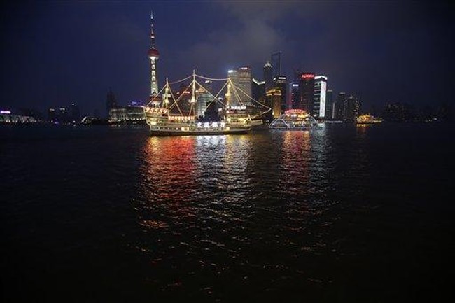 Dude in Nicaragua Discovers LED Light Shows, Declares China Superior to USA