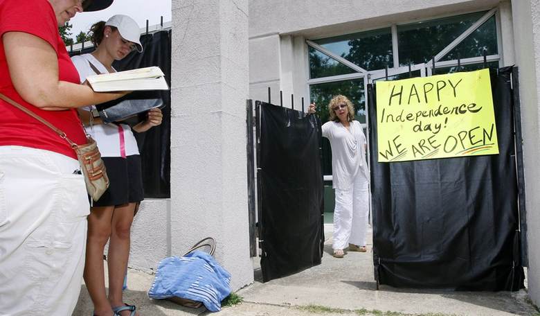 Cosmo Magazine Says Pro-life Activists ‘Terrify’ Women Outside Abortion Clinics