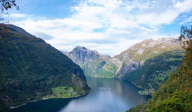 As World Watches Explosions Elsewhere, the Boomsday Ship Gets Towed Past Norway UPDATE