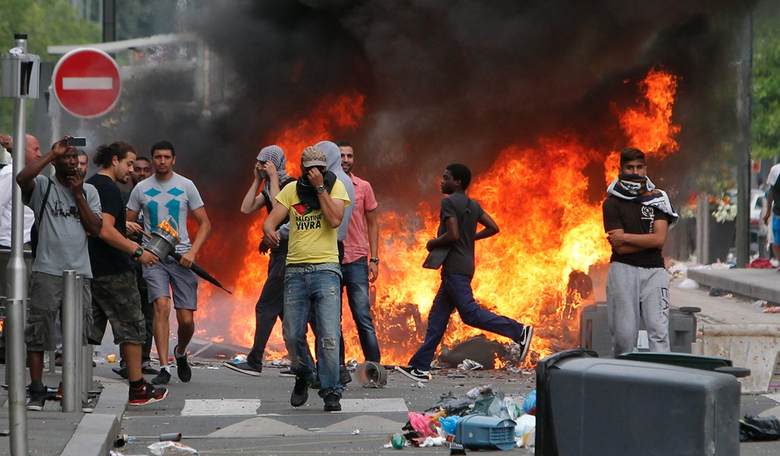 "Gas the Jews": Anti-Semitic Protesters Loot Shops, Burn Cars In France's 'Little Jerusalem'