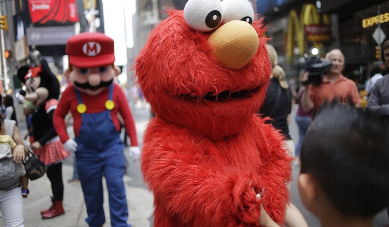 Street Elmo Crashes Anti-ICE Protest in Bizarre Showdown