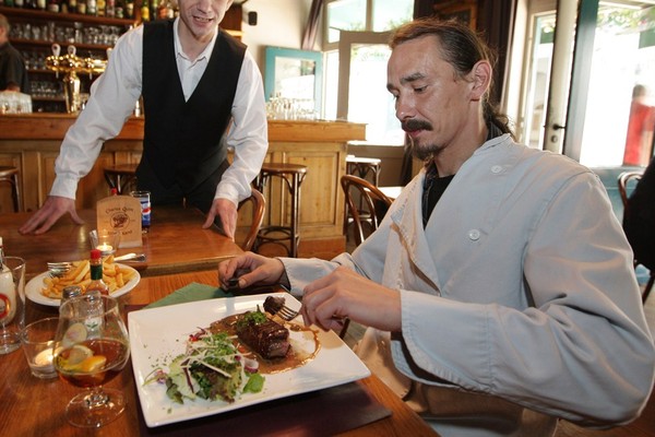 Ruth's Chris Steakhouse Is Trying to Bring Back Appropriate Dress