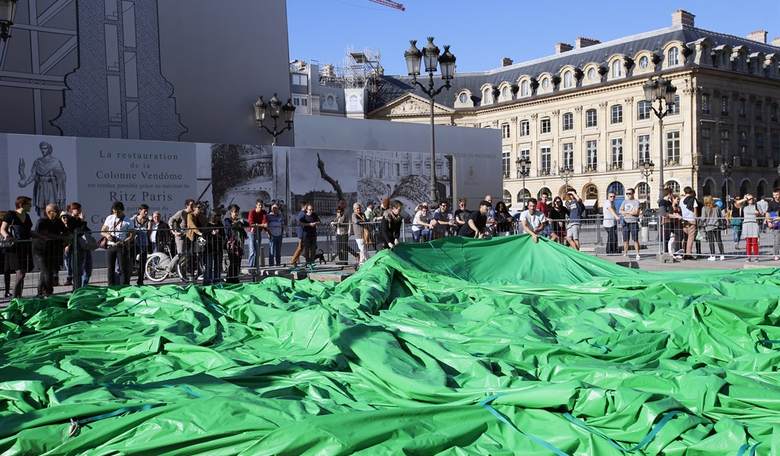 Provocative American Artist Miscalculates the French