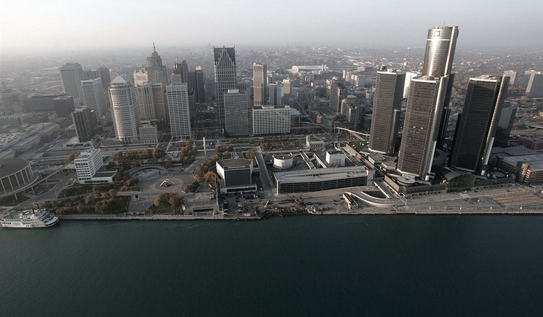 Obama Era Detroit LED Street Lights  That Cost $185 Million And Meant To Last A Decade Already Needing Replacement