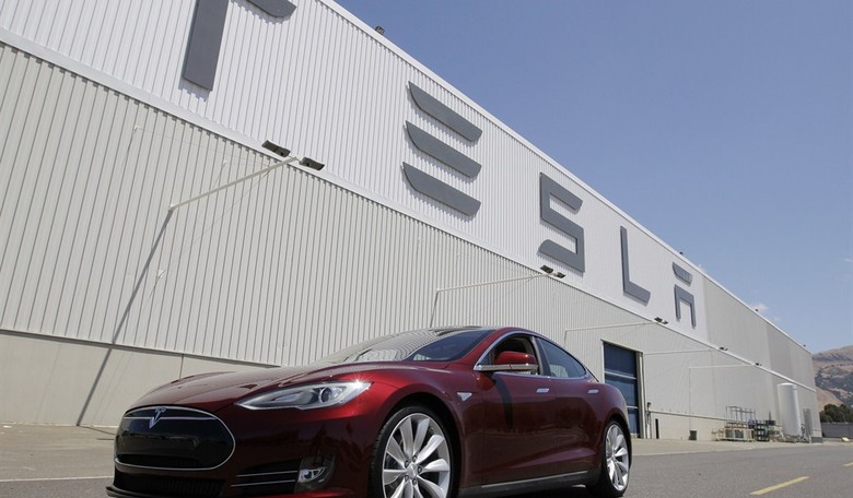 UPDATED: Elon Musk Broke a 'Woman's' Mind So Badly That She Showed Up With Bombs at a CO Tesla Dealership