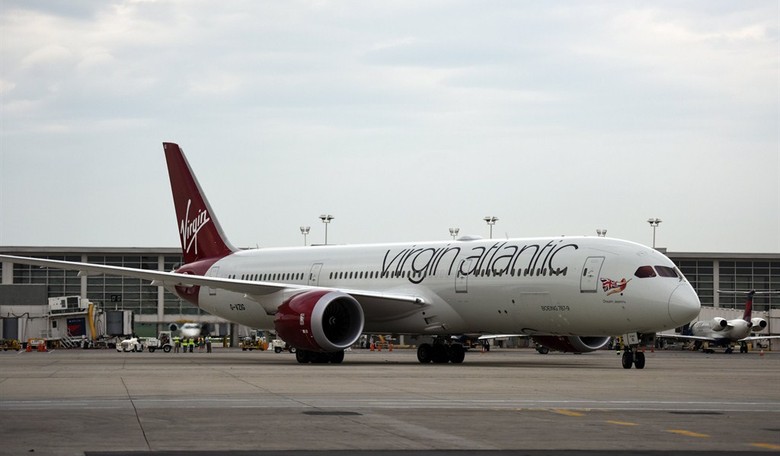 Passenger Notices Missing Fasteners on Plane's Wing Moments Before Takeoff