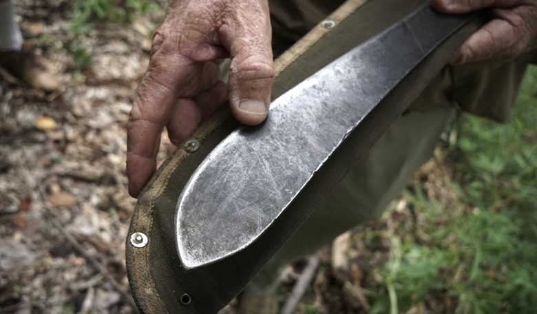 Nut With a Machete Flees to Hospital, Gets Shot
