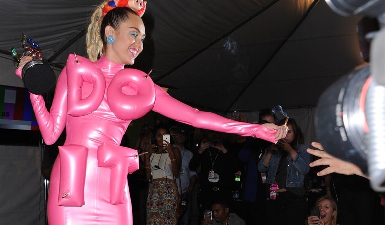 Miley Cyrus Tells Non-Hillary Suppoters to Kiss Her Rear, Wants to Do Yoga With Hillary Clinton