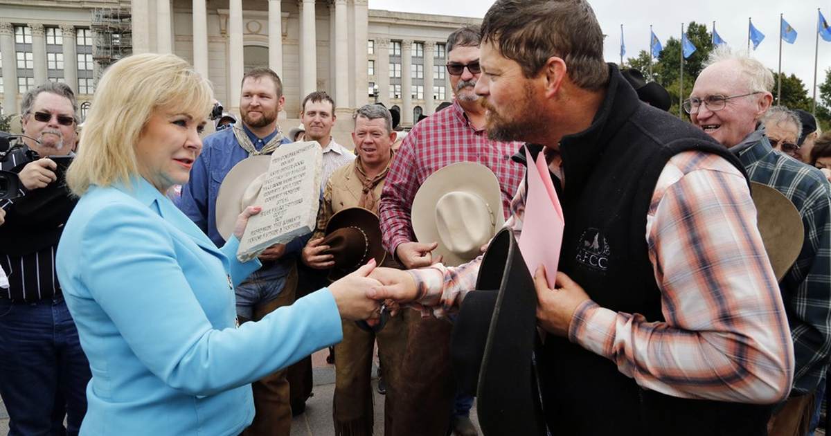 “Judges Overturn Ruling Against Sacred 10 Commandments Display in Louisiana Schools!”