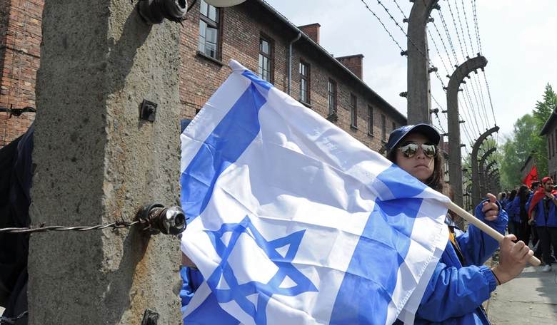Thousands Line the Streets to Honor the Bibas Family 
