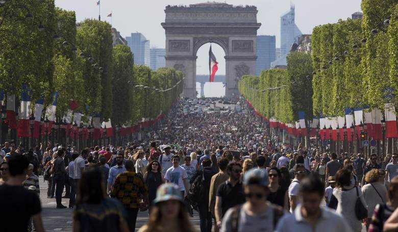 One Officer Killed in Paris Shooting