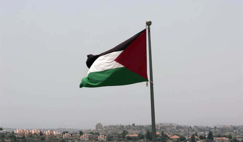 Protesters Drape Huge Palestinian Flag Over WH Correspondents' Dinner Hotel, Mock Biden Motorcade