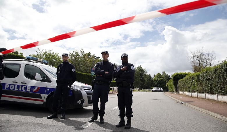 Two Police Officers Attacked by Man With Knife in Toulouse, France