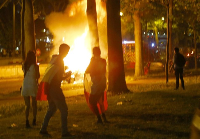 Savage Rioters Barricade Burning School in Paris, Trapping Students and Staff Inside