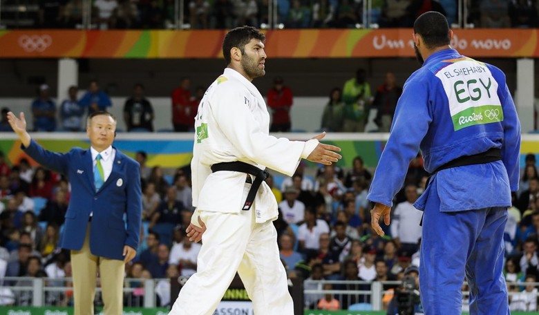 Egyptian Athlete Booed For Refusing To Shake Israeli Athlete's Hand