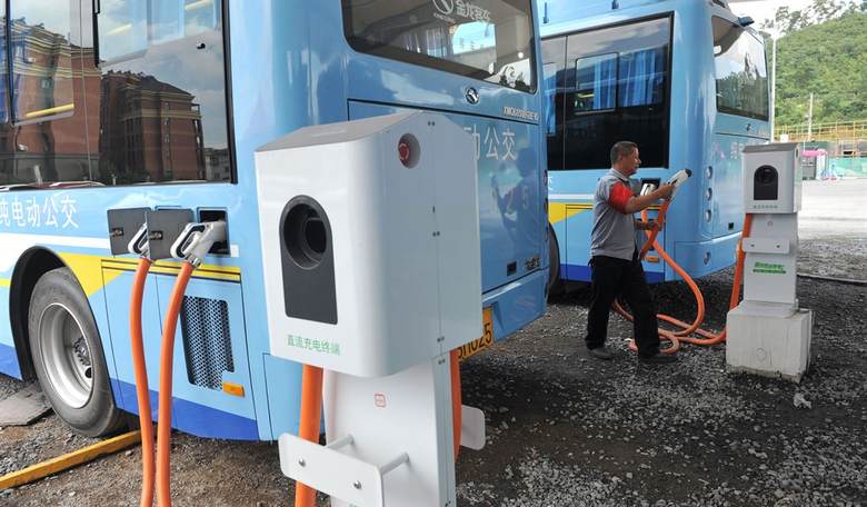 'Great Electric Vehicle Revolution': Google Battery Bus Loses Power, Rolls Down Hill