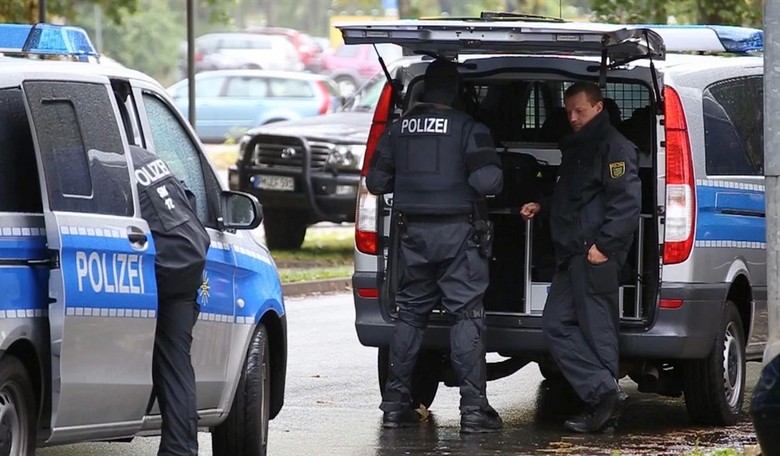 Syrian Refugees Tie Up Terror Suspect and Call Police