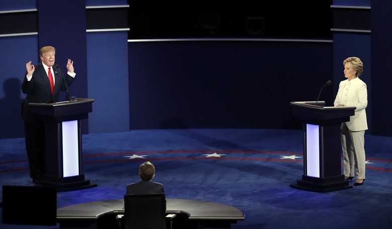 Analysis: Trump's Hedge on Accepting Election Results Boosts Hillary in Status Quo Debate