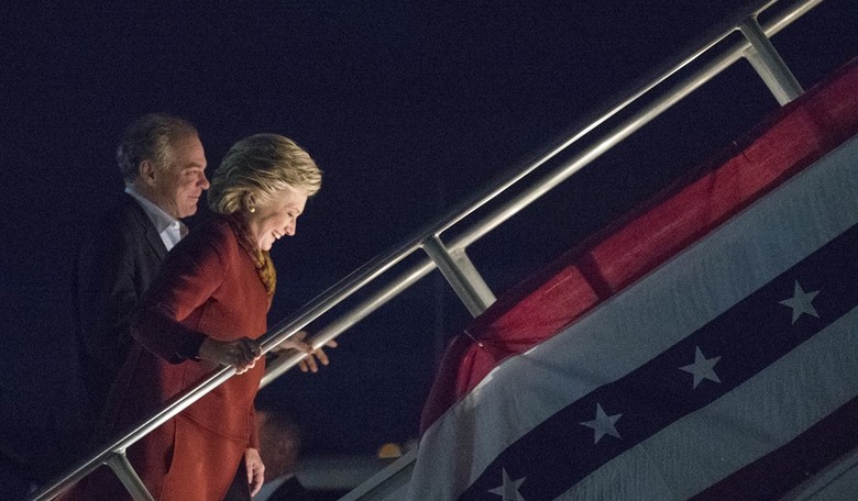 Oh Man: Hillary's Plane Didn't Have Wifi And She Had No Idea The FBI Was Investigating Her