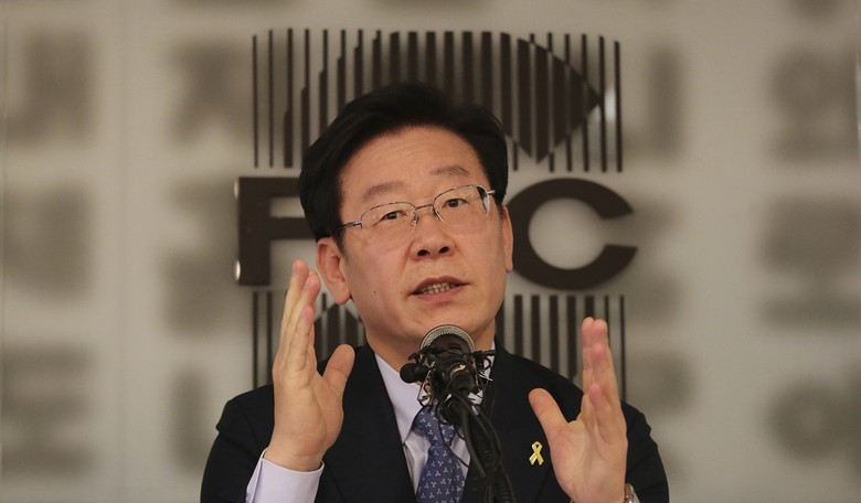 Video Captures Brazen Assassination Attempt on South Korean Opposition Leader 