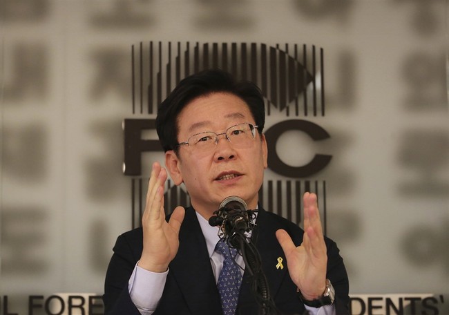 Video Captures Brazen Assassination Attempt on South Korean Opposition Leader - Vimarsana News