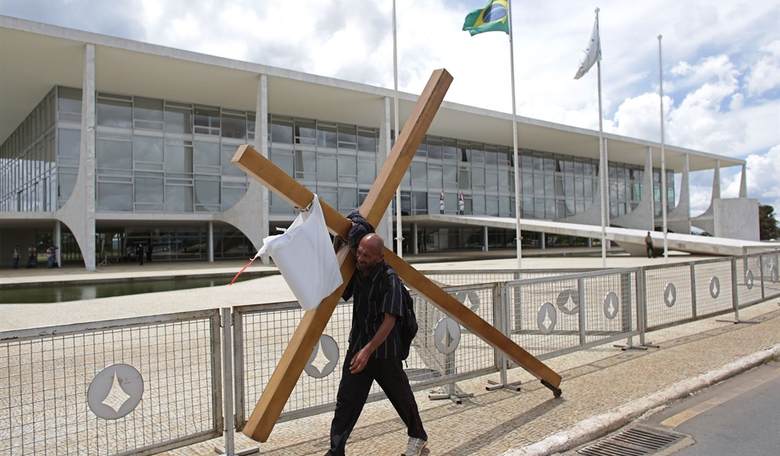 Giant Texas Cross Sparks Atheist Lawsuit (and you won't believe why)