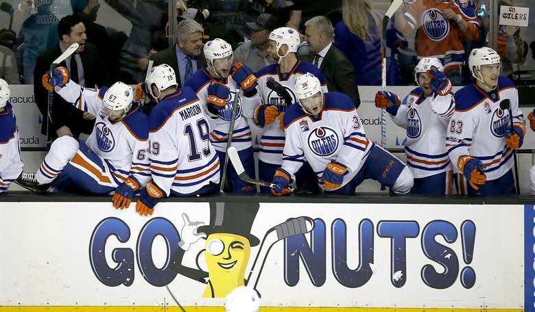 Aw: Watch The Crowd At An Edmonton Oilers Game Sing The American National Anthem
