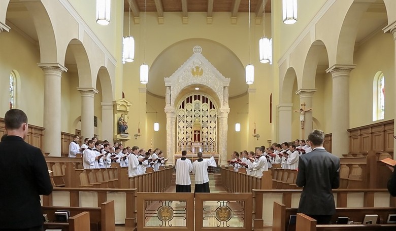 Holy Week Is the Perfect Time to Bring Back the Latin Mass