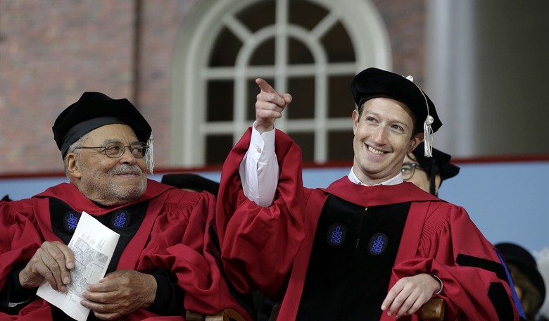Mark Zuckerberg Argues for ‘Universal Income’ In Speech to Harvard Grads 