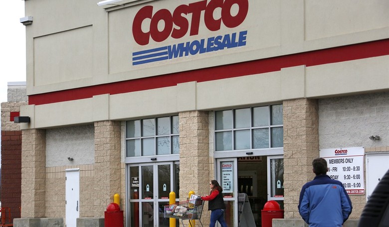 Off-Duty Police Officer Shoots and Kills Man Threatening Store 