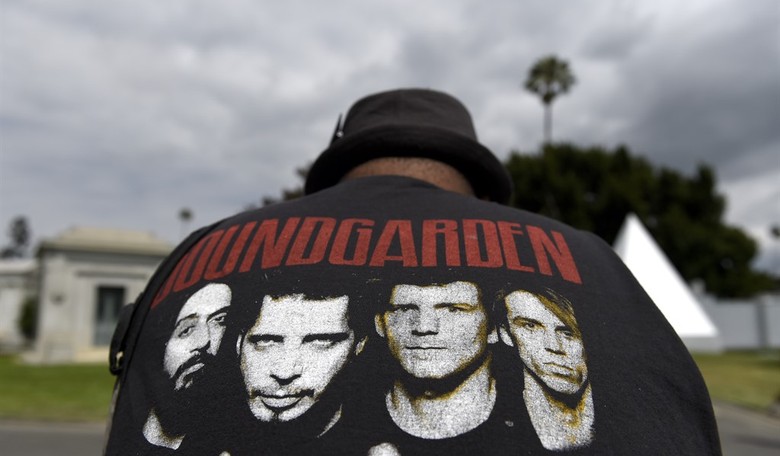 Grunge Plunge! ‘Soundgarden’ Gig Comes with Faceplant as Singer Fell on More Than Black Days