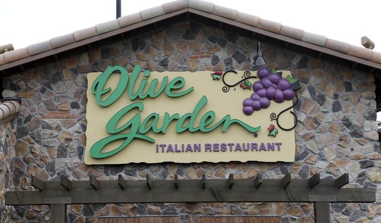 PRE-PASTA-ROUS! Olive Garden boots daddy/daughter duo after a complaint about a trans waiter