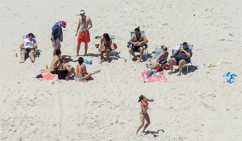 Chris Christie Slammed For Going To A Beach That Was Closed To The Public Due To Shutdown