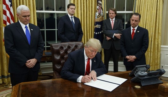 Trump Signs Slew of Executive Orders Rejecting TPP, Institutes Federal Hiring Freeze