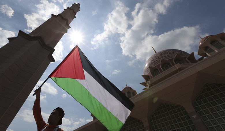 'We Support Hamas Here,' Antisemitic Protest Erupts Outside Synagogue Near Jewish Day School in NYC