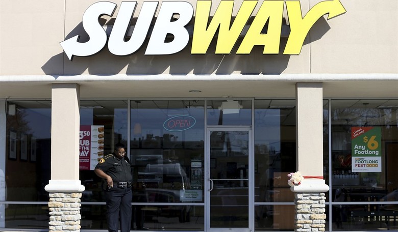 Hoge's Heroes: Former High School Wrestler Absolutely Levels Subway Customer Assaulting Employee