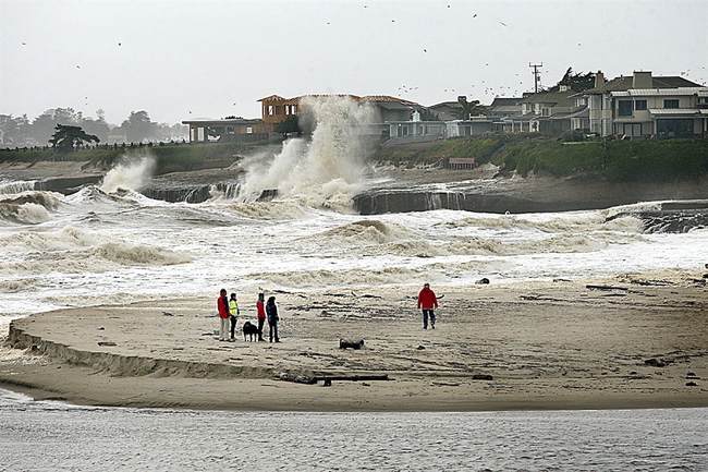 Watch Californians Flee Massive Rogue Waves Slamming Into the Coastline - Vimarsana News