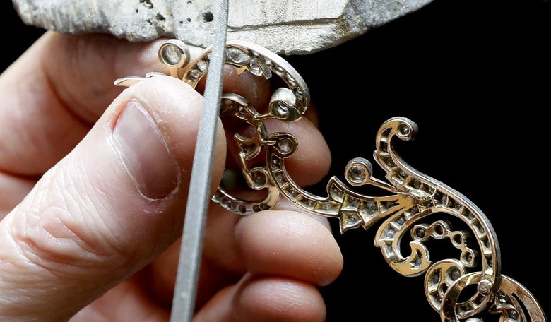 Feel-Good Friday: 95-Year-Old AZ Widower Crafts Earrings to Honor His Wife, Giving Away Over 14,000 Pairs