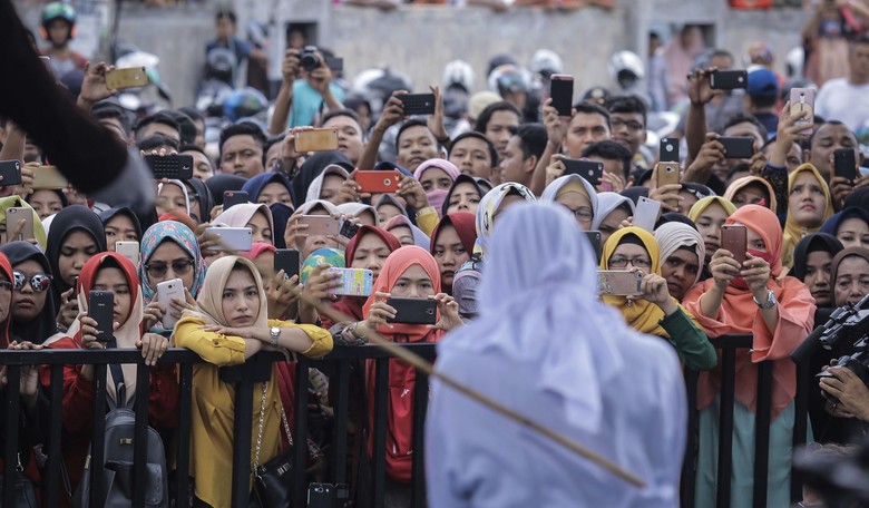 A Kiss in Indonesia and Its Aftermath Reveal the Heart and Soul of Islam