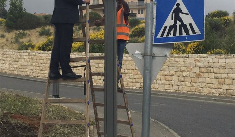 Jerusalem Mayor Puts Up Embassy Road Sign, Thanks Trump
