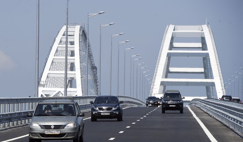 State of Emergency Declared in Crimea, Traffic Jam of Cars Trying to Leave
