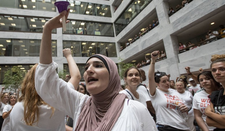 Linda Sarsour Says More Anti-Semitic Things, Only 'Apologizes' for the 'Confusion'