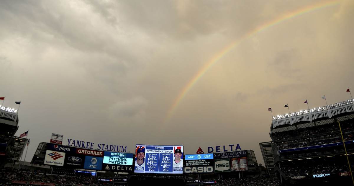 Some Clown Got Tackled at Yankee Stadium After Storming the Field With a Palestinian Flag