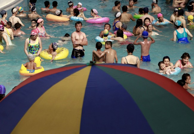 GROOMER ALERT: Toronto Skinny-Dipping Club Gives Free Memberships to Children