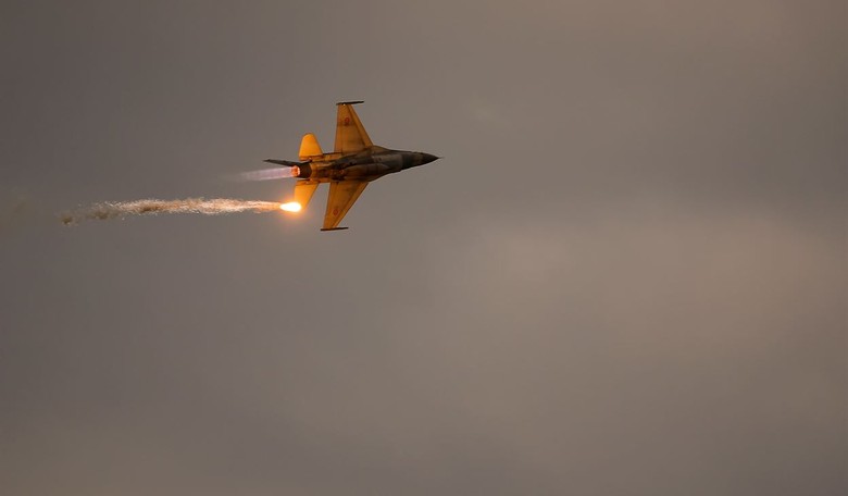 Miracle Ejection: Two Navy Fighter Jets Collide and Explode Over Idaho Airshow