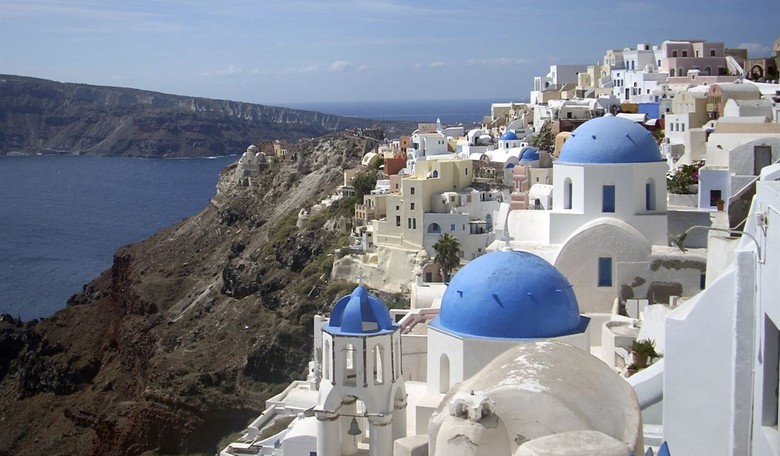 Greeks, Fearing History Will Repeat Itself, Are Fleeing the Volcanic Island of Santorini