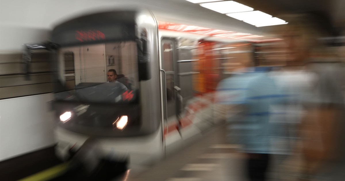 Authorities Baffled After Man, Woman Seen 'Calmly Sitting' on NYC Subway Tracks Before Being Struck