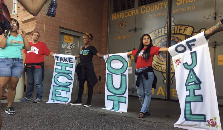1,000 Activists Form Wall To Block ICE Agents From Entering Building 