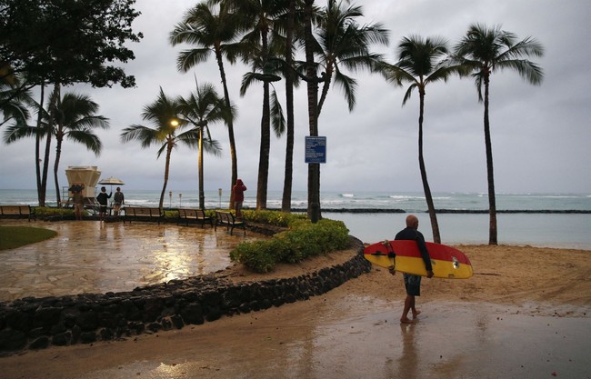 Hawaii Dem Candidate Pulls Knife on Beachgoer Over Music Volume Dispute